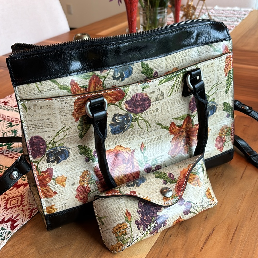 Beautiful Patricia Nash Purse with Sunglasses Case